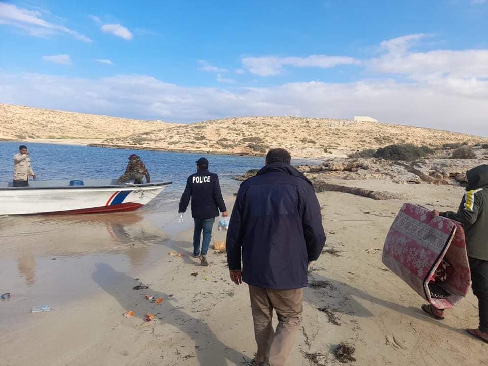 الصورة: عمليات بحث أمن سواحل طبرق بليبيا عن جثث الضحايا، أمس السبت. صفحة أمن سواحل طبرق على فيسبوك ©