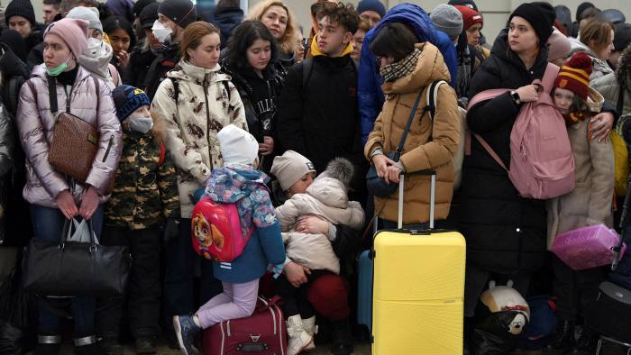 الصورة: الناس في محطة سكة حديد لفيف ينتظرون القطار المتجه إلى بولندا يوم السبت. Yuri Dyachshyn / AFP / Getty ©