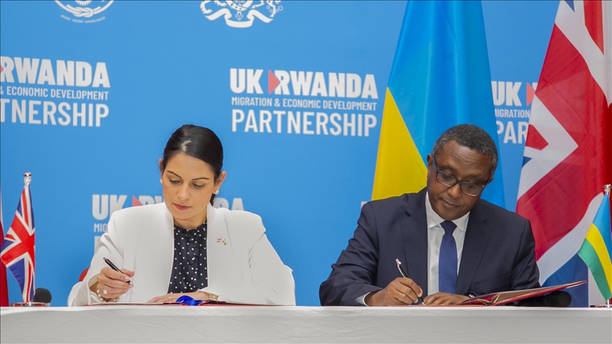 Photo: British Home Secretary Priti Patel (left) and Rwandan Foreign Minister Vincent Birota (right) sign an agreement on the "Migration and Economic Development Partnership Agreement" in Kigali, Rwanda on April 14, 2022. © Anadolu Agency