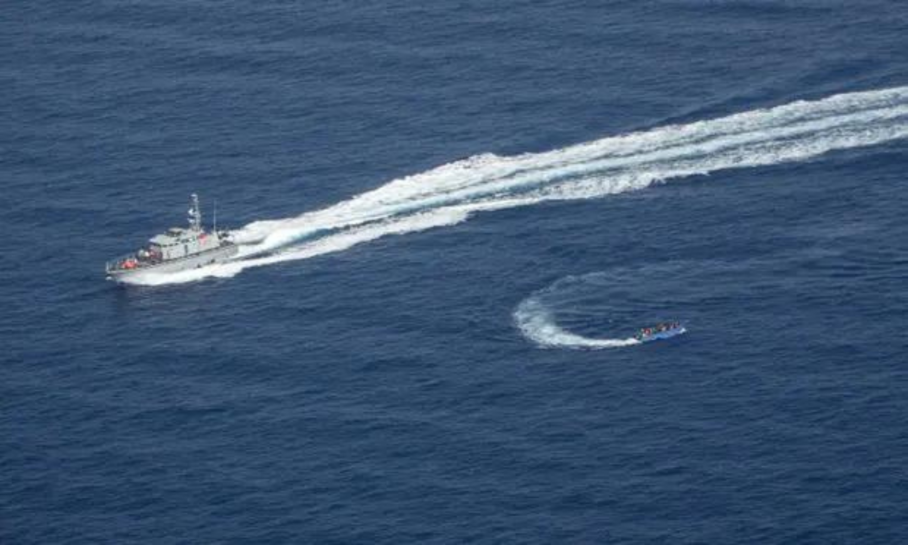 الصورة: ما يسمى خفر السواحل الليبي يلقي أشياء على قارب يحمل مهاجرين ويعلق حبلًا بعوامة خلف القارب للقبض عليه، بالإضافة إلى إطلاق النار ومحاولة الاصطدام به، 30 يونيو 2021. Kai von Kotze/Sea-Watch/AFP/Getty ©