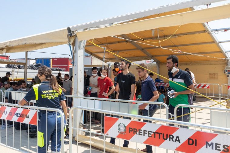الصورة:إنزال مهاجرين غير نظاميين عبروا المتوسط نحو إيطاليا، ٢٤ يوليو ٢٠٢٢. صحيفة "جازيتا ديل سود ميسينا" ©