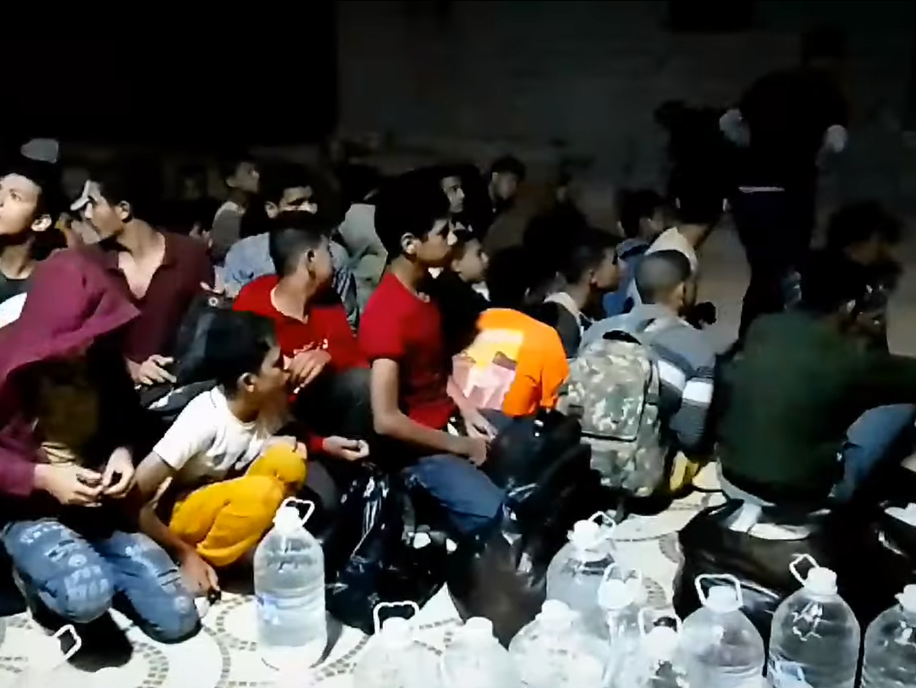الصورة: لحظة عثور قوات أمن مدينة طبرق الليبية على مهاجرين مصريين محتجزين داخل مزرعة ،4 سبتمبر 2022. مديرية أمن طبرق ©