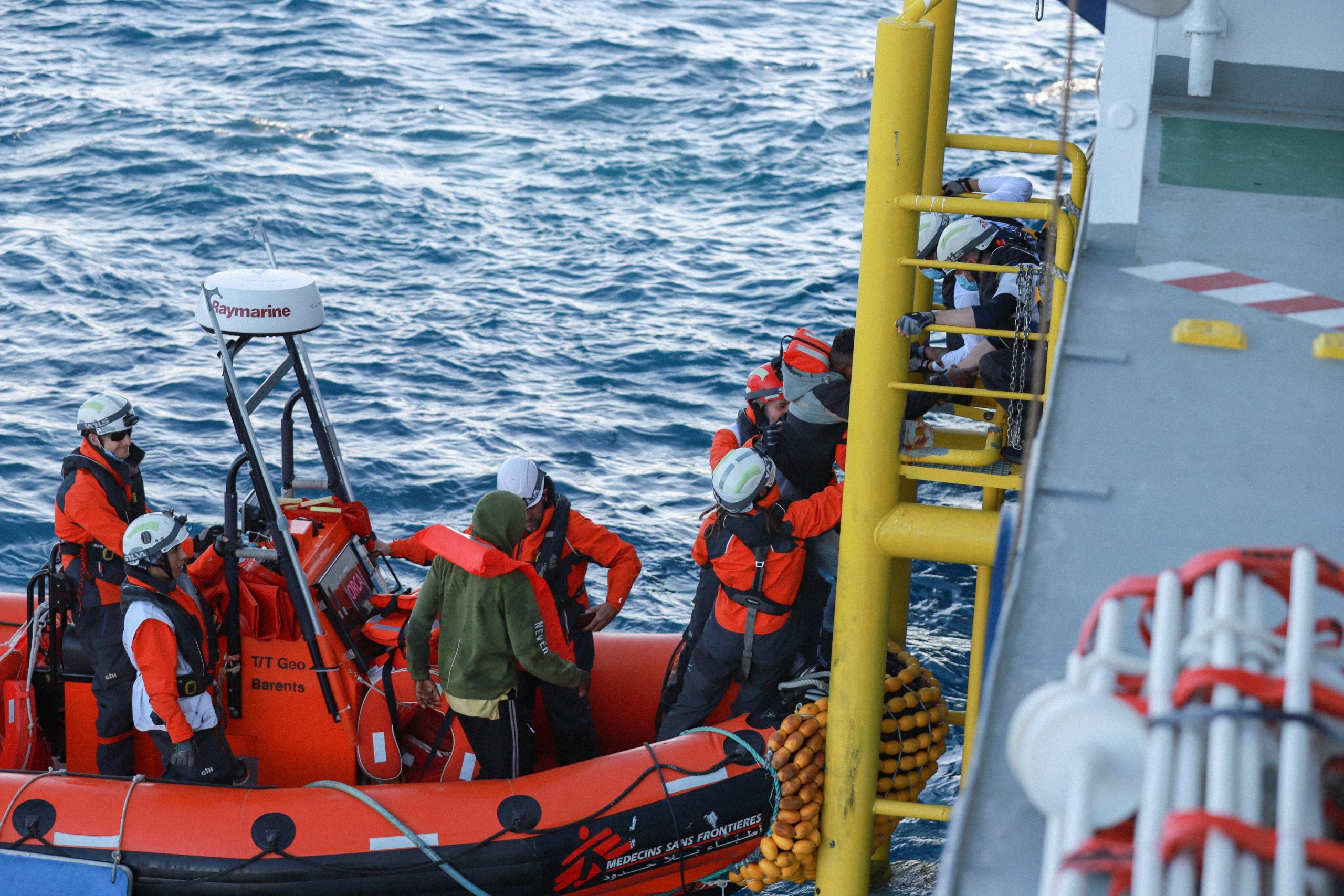 الصورة: انقاذ سفينة "جيو بارنتس" لـ 69 مهاجرا من وسط المتوسط رغم تهديدات خفر السواحل الليبي، 24 يناير 2023. أطباء بلا حدود ©