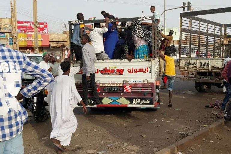 أشخاص يستقلون شاحنات للفرار من القتال بين قوات الدعم السريع شبه العسكرية والجيش في بحري ، المعروف أيضًا باسم شمال الخرطوم [رويترز]